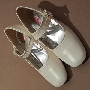 Kids Size 11 White Josmo dress shoes with velcro straps and flower details 🌸